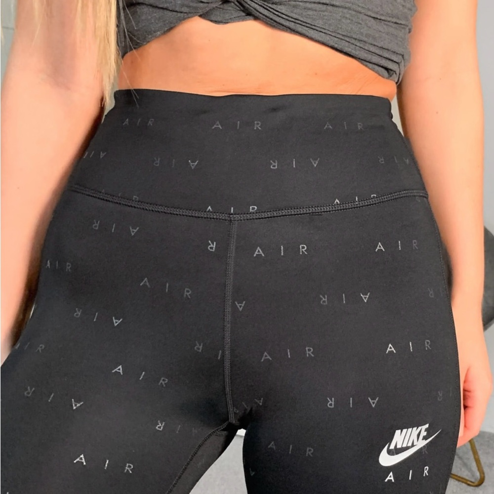 NWT Nike Black Leggings with Sliver Reflective Stripe High Rise Size small